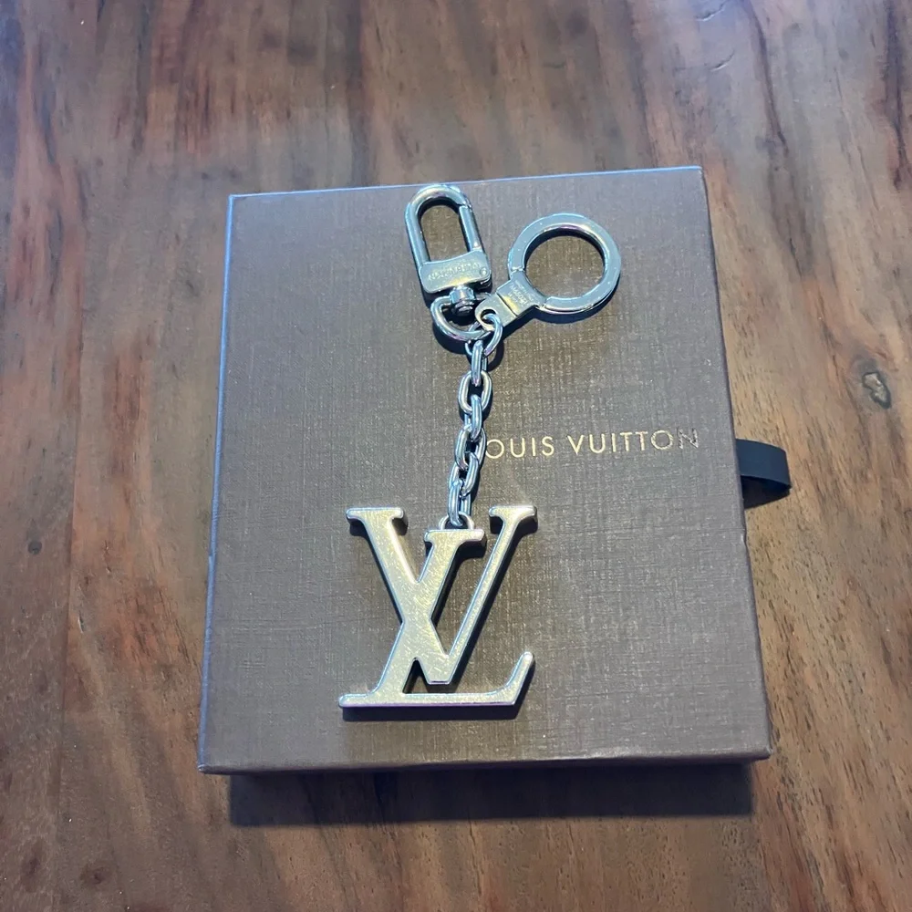 Louis Vuitton Metallic Silver LV Keychain - Picture 2 of 4